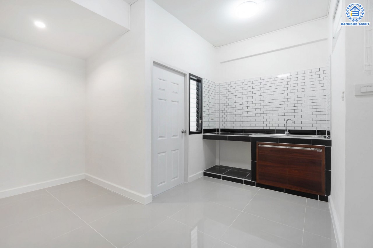 บ้านมือสองตกแต่งใหม่ ม.ภัทรนิเวศน์ สามัคคี-งามวงศ์วาน เนื้อที่ 17 ตร.ว. ฟังก์ชัน 2 ห้องนอนใหญ่ 2 ห้องน้ำ จอดรถได้ 1 คัน ทำเลเชื่อมต่อหลายเส้นทาง ใกล้เดอะมอลล์งามวงค์วาน, เซ็นทรัลแจ้งวัฒนะ  และรถไฟฟ้าสายสีชมพู "สถานีสามัคคี"